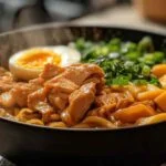 Bol de ramen au poulet avec garnitures colorées