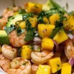 Tartare de crevettes avocat et mangue dressé avec un emporte-pièce