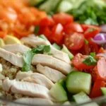 Salade de quinoa au poulet dans un bol avec légumes frais