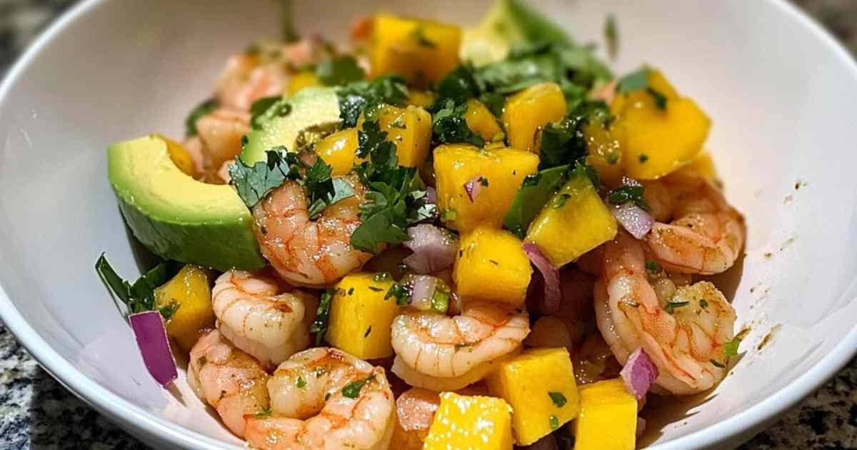 Tartare de crevettes avocat et mangue dressé avec un emporte-pièce
