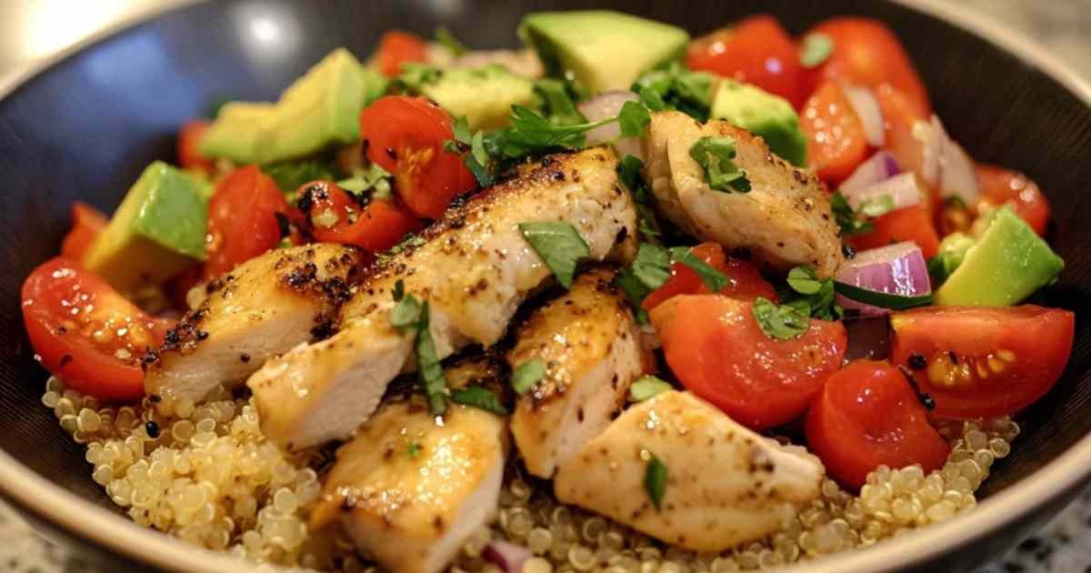 Salade de quinoa au poulet dans un bol avec légumes frais