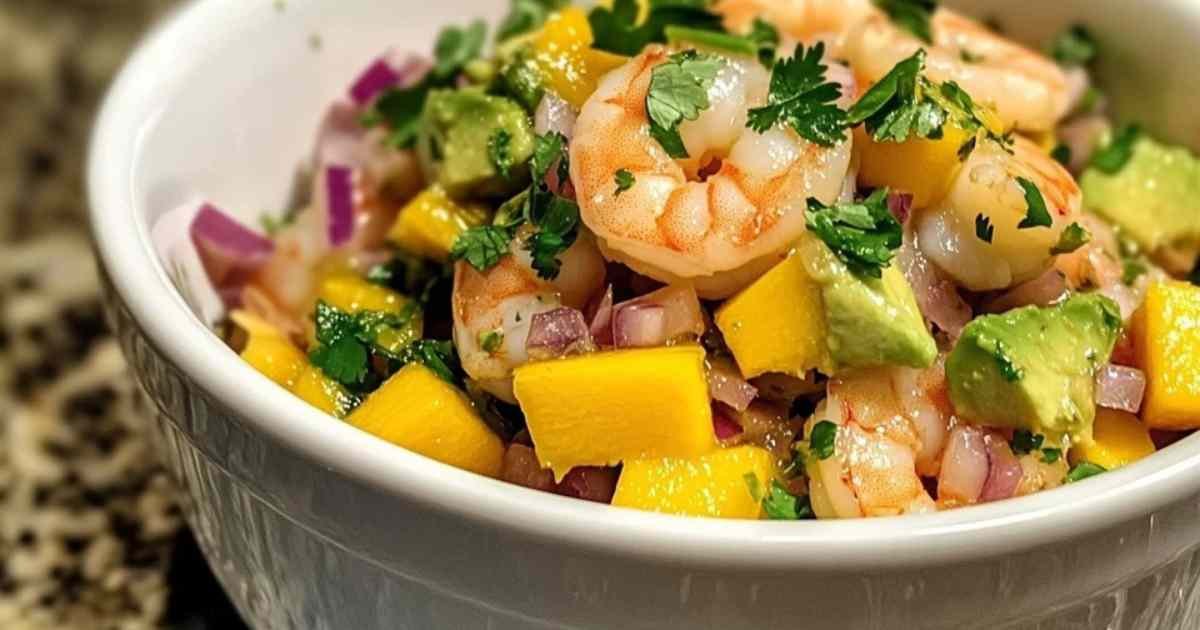 Tartare de crevettes avocat et mangue dressé avec un emporte-pièce
