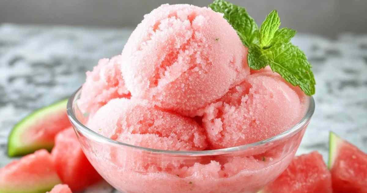 Glace à la pastèque crémeuse dans une coupe