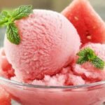 Glace à la pastèque crémeuse dans une coupe