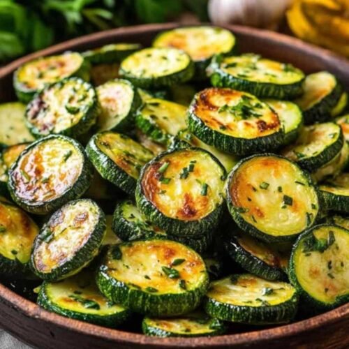 Sauté de courgettes aux champignons en cours de cuisson dans une poêle