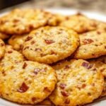 Cookies au cheddar et lardons dorés sur une assiette