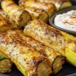 Croustillants courgettes fromage prêts à être enfournés sur une plaque de cuisson