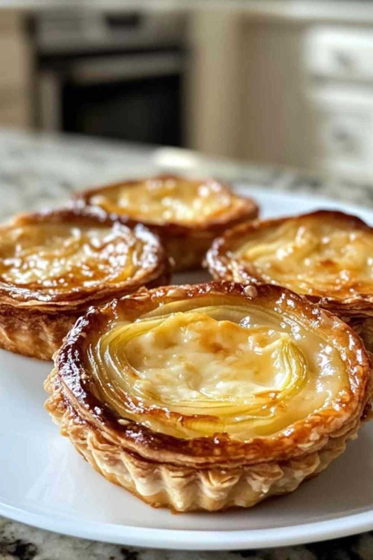 Tartelettes en feuilles de brick aux poireaux et brie servies avec salade