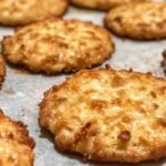 Cookies salés aux lardons et comté fraîchement sortis du four