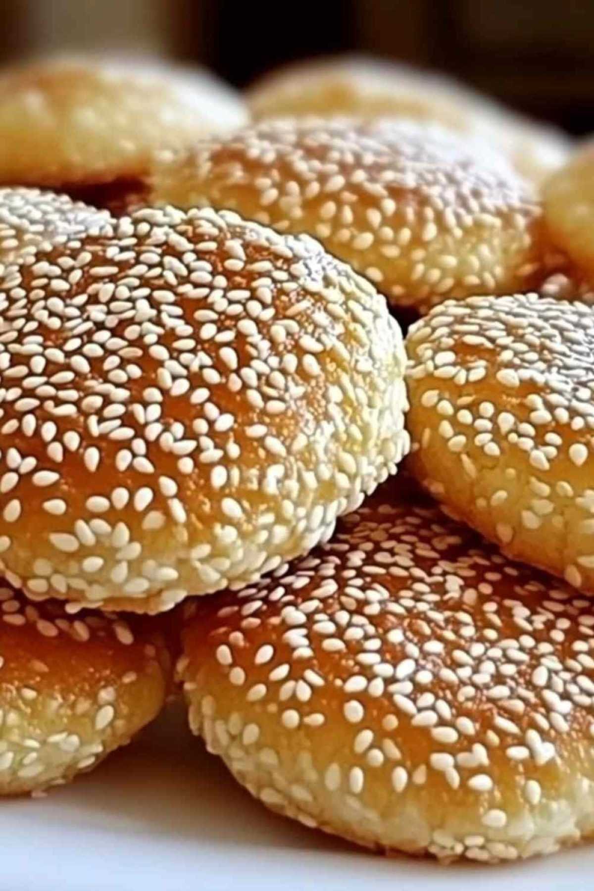 Cookies au sésame et beurre dorés et croustillants sur une grille de refroidissement