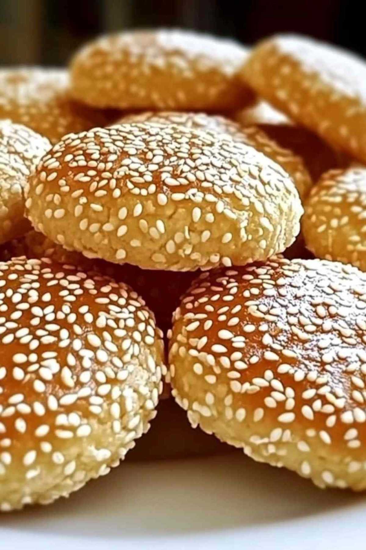 Cookies au sésame et beurre dorés et croustillants sur une grille de refroidissement